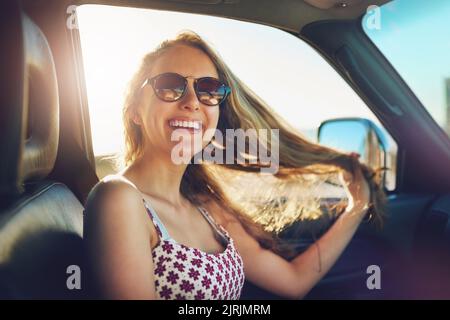 Alle Wege führen zum Glück. Beschnittenes Porträt einer attraktiven jungen Frau auf einem Roadtrip. Stockfoto