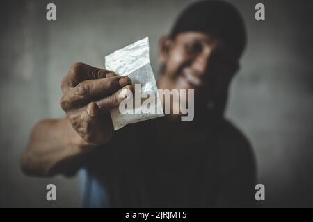 Drogenabhängiger Mann mit Halluzinationen, drogenabhängiger Mann mit Spritze, der Drogen verwendet. Stockfoto