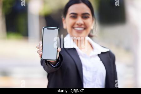 Mockup Platz auf einem Telefon oder Handy-Bildschirm in der Hand einer Geschäftsfrau für Werbung oder Marketing. 5G Wireless-Technologie für ein Markenlogo, Design Stockfoto