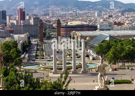 Eine Luftaufnahme des Magischen Brunnens von Montjuic und der venezianischen Türme in Barcelona, Spanien Stockfoto