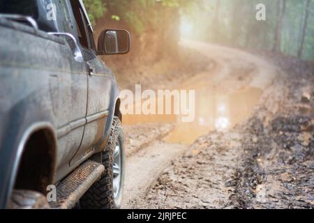 Schlammige Geländewagen, Geländefahrt auf Bergstraße Sonnenuntergang wunderschöne Natur Stockfoto