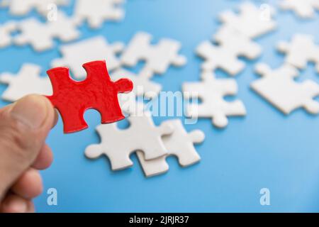 Menschliche Hände halten Puzzle mit Wort Problem & Lösung. Symbol für Vereinigung und Verbindung. Geschäftsstrategie. Stockfoto