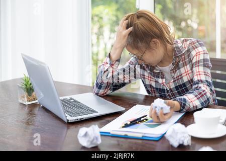 Frauen sind aufgrund von Arbeitsausfällen gestresst, Business Failure Konzept, betonte Geschäftsmann mit Kopf in den Händen im Büro. Stockfoto