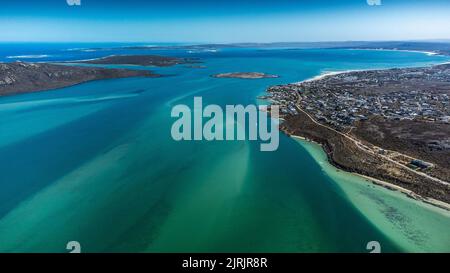 Eine Luftaufnahme der wunderschönen Küste und Insellandschaft an der Westküste, Südafrika Stockfoto