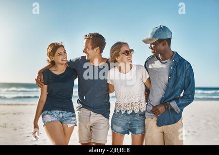 Freunde sind die Familie, die wir wählen können. Eine Gruppe von glücklichen jungen Freunden posiert am Strand zusammen. Stockfoto