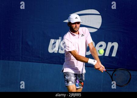 Der französische Tennisspieler Gilles Simon spielt und gewinnt sein Qualifikationsspiel gegen Michael Mmoh bei den US Open am 24. August 2022 in New York City, NY, USA. Gilles Simon geht am Ende der Saison in den Ruhestand, nachdem er 20 Jahre Berufs-Tennis gespielt hat. Foto von Charles Guerin/ABACAPRESS.COM Stockfoto