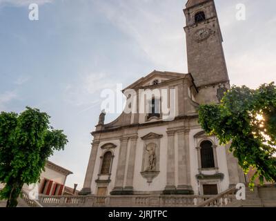 Kirche in Cison di Valmarino, einem der eindrucksvollsten Dörfer Veneto Stockfoto