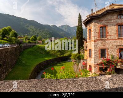 Cison di Valmarino, eines der eindrucksvollsten Dörfer Veneto. Stockfoto