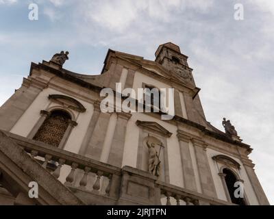 Kirche in Cison di Valmarino, einem der eindrucksvollsten Dörfer Veneto Stockfoto