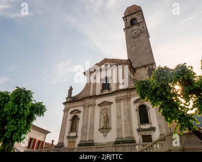 Kirche in Cison di Valmarino, einem der eindrucksvollsten Dörfer Veneto Stockfoto