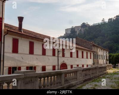 Kirche in Cison di Valmarino, einem der eindrucksvollsten Dörfer Veneto Stockfoto