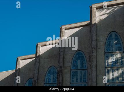 Abstrakte geometrische Linien der Fassade Details der historischen Kirche. Muster und Skulptur, Bögen. Dunkle Kathedrale, Blick auf Türme, Perspektive. Westm Stockfoto