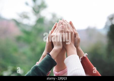 Gruppe von Diversity-Menschen schließen sich zusammen, Collaboration Business Team Success Concept. Teamarbeit hoch fünf, während das Team zusammen einen Begrüßungskuss überreicht Stockfoto