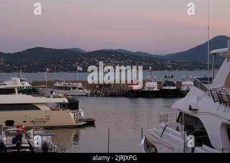 August 25. 2022 Port de Saint-Tropez, Frankreich / Ende des Sommers Morgenlichter über Saint-Tropez. Credit Ilona Barna BIPHOTONEWS / Alamy Live News Stockfoto