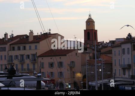 August 25. 2022 Port de Saint-Tropez, Frankreich / Ende des Sommers Morgenlichter über Saint-Tropez. Credit Ilona Barna BIPHOTONEWS / Alamy Live News Stockfoto