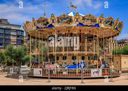 San Sebastian, Spanien - 26. Juni 2021: Kunstvolles Kinderkarussell im Alderdi Eder Gardens Park, San Sebastian, Spanien Stockfoto