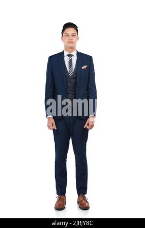 Geradliniger Executive-Style. Studioportrait eines selbstbewussten jungen Geschäftsmannes, der vor weißem Hintergrund posiert. Stockfoto