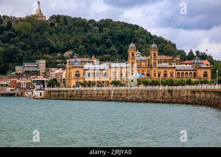 Stadtküste und Rathausfassade im Alderdi Eder Gardens Park an der Bucht von La Concha und am Strand in San Sebastian Donostia, Baskenland, Spanien Stockfoto