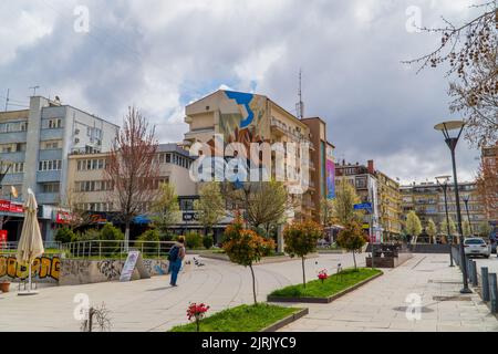 Renovierte Apartmenthäuser mit bunten Wänden im Zentrum von Tirana, Albanien Stockfoto