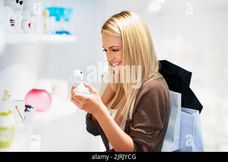 Frau, Spielzeug, Modellspielzeug oder Actionfigur auf der Regaltheke für Kinder oder Kinder lagern und einkaufen. Rabatt, Deal oder glücklicher Kunde im Einkaufszentrum Stockfoto