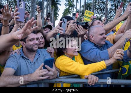 Belo Horizonte, Brasilien. 24. August 2022. Die Anhänger des brasilianischen Präsidenten Jair Bolsonaro wurden während einer Wahlkampfveranstaltung im Praça da Liberdade in Belo Horizonte, der Hauptstadt des brasilianischen Bundesstaates Minas Gerais, gesehen. Kredit: SOPA Images Limited/Alamy Live Nachrichten Stockfoto