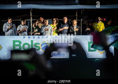 Belo Horizonte, Brasilien. 24. August 2022. Der brasilianische Präsident Jair Bolsonaro wurde während einer Wahlkampfveranstaltung im Praça da Liberdade in Belo Horizonte, der Hauptstadt des brasilianischen Bundesstaates Minas Gerais, gesehen. Kredit: SOPA Images Limited/Alamy Live Nachrichten Stockfoto