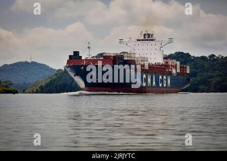 Das Containerschiff Alexis, von CMA CGM, durchfuhr den Panamakanal in Richtung Karibik, Republik Panama, Mittelamerika. Stockfoto