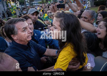 Belo Horizonte, Brasilien. 24. August 2022. Der brasilianische Präsident Jair Bolsonaro begrüßt seine Anhänger während einer Wahlkampfveranstaltung im Praça da Liberdade in Belo Horizonte, der Hauptstadt des brasilianischen Bundesstaates Minas Gerais. (Foto: Ivan Abreu/SOPA Images/Sipa USA) Quelle: SIPA USA/Alamy Live News Stockfoto