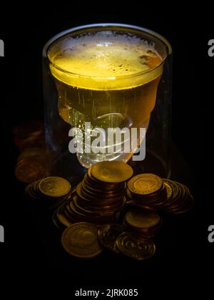 Tod und Geld ein Abstract, das unsere Sklaverei innerhalb eines Systems hervorheben wollte. Kostenlos? Stockfoto