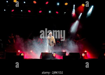 Nino D'Angelo in „The Poet Who Can't Talk“ Tour 22 auf der Burg von Santa Severa Estate 22. (Foto von Daniela Franceschelli/Pacific Press) Quelle: Pacific Press Media Production Corp./Alamy Live News Stockfoto