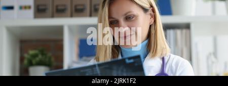 Der Arzt Chirurg Traumatologe wertet Röntgenbilder von Füßen aus Stockfoto