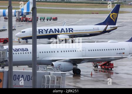 Hamburg, Deutschland. 07.. Juli 2022. Hamburg Airport: Ryanair und Lufthansa Flugzeuge stehen auf dem Vorfeld. Kredit: Bodo Marks/dpa/Bodo Marks/dpa/Alamy Live Nachrichten Stockfoto