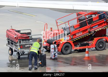 Hamburg, Deutschland. 07.. Juli 2022. Hamburg Airport: Ein Flugzeug wird mit Koffern auf dem Vorfeld verladen. Kredit: Bodo Marks/dpa/Bodo Marks/dpa/Alamy Live Nachrichten Stockfoto