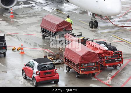 Hamburg, Deutschland. 07.. Juli 2022. Hamburg Airport: Ein Flugzeug wird mit Koffern auf dem Vorfeld verladen. Kredit: Bodo Marks/dpa/Bodo Marks/dpa/Alamy Live Nachrichten Stockfoto