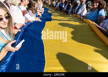 New York, New York, USA. 24. August 2022. Hunderte von Menschen versammelten sich im Central Park, um den Unabhängigkeitstag der Ukraine zu feiern und entrollten die riesige 60x40 m lange ukrainische Flagge. Die Feierlichkeiten im Central Park wurden von der Invasion russischer Truppen in die Ukraine überschattet und es sind bereits unzählige Menschenleben verloren gegangen. (Bild: © Fotograf Lev Radin/Pacific Press via ZUMA Press Wire) Stockfoto