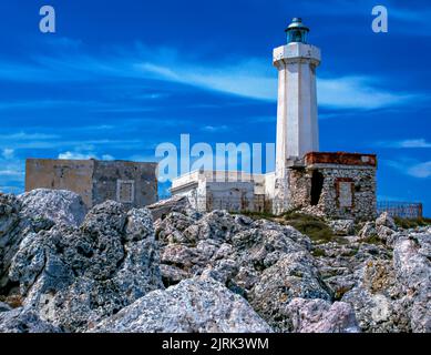 Der Leuchtturm Capo Murro di Porco ist ein aktiver Leuchtturm, der 1859 an der südöstlichen Spitze Siziliens in der Nähe der Stadt Siracusa erbaut wurde. Stockfoto