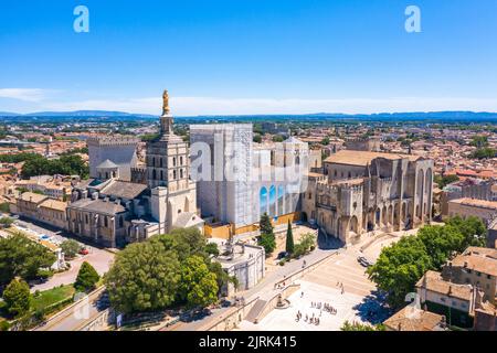 Avignon-Brücke mit Papstpalast und Rhone-Fluss, Pont Saint-Benezet, Provence, Frankreich. Stockfoto