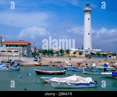 Der Leuchtturm Punta Secca liegt an der Südküste der Insel Sizilien. Stockfoto