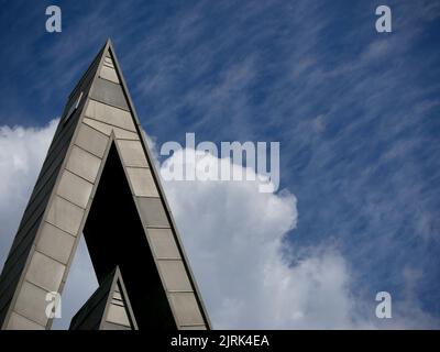 Leipzig altes Ausstellungszentrum Eingangssymbol mit bewölktem Himmel Stockfoto