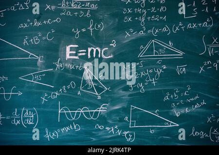 Tafel mit wissenschaftlichen Formeln und Berechnungen in Mathematik eingeschrieben. Wissenschaft und Bildung Hintergrund. Stockfoto