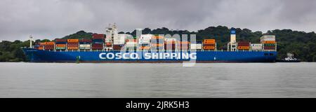 Das Containerschiff COSCO Shipping Volga fährt durch den Panamakanal in Richtung Pazifik, Republik Panama, Mittelamerika. Stockfoto