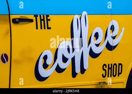 Retro-Stil Schild Café gelb Bus Tür Chisinau Moldawien Stil vintage van Verkauf Stockfoto