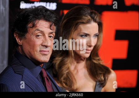 File Photo vom 11. Oktober 2010 von Sylvester Stallone besucht die Premiere von Red im Mann's Chinese Theatre in Los Angeles. Sylvester Stallone und Jennifer Flavin scheiden sich nach 25 Jahren Ehe. Flavin reichte am Freitag bei einem Gericht in Palm Beach County, Florida, eine Petition für die Auflösung der Ehe und andere Entlastung des Rocky-Schauspielers, 76, ein. Stallone und Flavin, 54, heirateten 1997, obwohl ihre Beziehung ursprünglich 1988 in einem Restaurant in Beverly Hills, Kalifornien, begann. Foto von Lionel Hahn/ABACAPRESS.COM Stockfoto