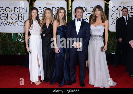 Datei-Foto vom 10. Januar 2016 von Sylvester Stallone, seiner Frau Jennifer Flavin und ihren Töchtern, die an den jährlichen Golden Globe Awards 73. im Beverly Hilton Hotel in Los Angeles, CA, USA, teilnehmen. Sylvester Stallone und Jennifer Flavin scheiden sich nach 25 Jahren Ehe. Flavin reichte am Freitag bei einem Gericht in Palm Beach County, Florida, eine Petition für die Auflösung der Ehe und andere Entlastung des Rocky-Schauspielers, 76, ein. Stallone und Flavin, 54, heirateten 1997, obwohl ihre Beziehung ursprünglich 1988 in einem Restaurant in Beverly Hills, Kalifornien, begann. Foto von Lionel Hahn/ABACAPR Stockfoto