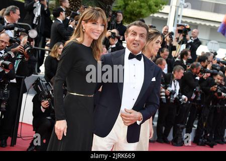 File photo dated May 25, 2019 of Jennifer Flavin Stallone and Sylvester Stallone attend the Closing Ceremony Screening of the Specials during the 72. annual Cannes Film Festival in Cannes, France. Sylvester Stallone und Jennifer Flavin scheiden sich nach 25 Jahren Ehe. Flavin reichte am Freitag bei einem Gericht in Palm Beach County, Florida, eine Petition für die Auflösung der Ehe und andere Entlastung des Rocky-Schauspielers, 76, ein. Stallone und Flavin, 54, heirateten 1997, obwohl ihre Beziehung ursprünglich 1988 in einem Restaurant in Beverly Hills, Kalifornien, begann. Foto von David Niviere/ABACAPRESS Stockfoto