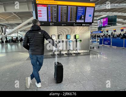 Aktenfoto vom 26/02/22 von Passagieren am Flughafen Heathrow T5, London. Laut einer neuen Analyse wurden in den letzten Wochen fast 290.000 Sitze von den Flugplänen für Bankurlaube gekürzt. Das Luftfahrtunternehmen Cirium sagte, dass seit Anfang Juli rund 900 Flüge, die zwischen Freitag und Dienstag von britischen Flughäfen abfliegen sollen, aus dem Flugplan gestrichen wurden. Ausgabedatum: Donnerstag, 25. August 2022. Stockfoto