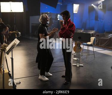 BAZ LUHRMANN und AUSTIN BUTLER in ELVIS (2022), Regie BAZ LUHRMANN. Quelle: WARNER BROS. / Album Stockfoto