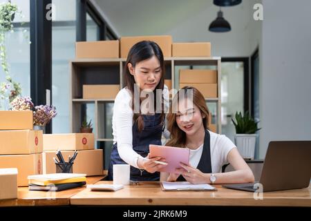 Start Kleinunternehmen KMU-Besitzer, asiatische Frauen überprüfen Online-Bestellungen Verkauf von Produkten arbeiten mit Boxs freiberufliche Arbeit zu Hause Büro, kmu-Unternehmen Stockfoto