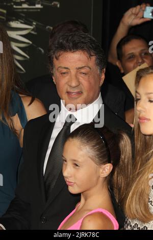 HOLLYWOOD, CA - 15. AUGUST: Sylvester Stallone kommt bei der 'The Expendables 2' - Los Angeles Premiere im Grauman's Chinese Theatre am 15. August 2012 in Hollywood, Kalifornien. Personen: Sylvester Stallone Kredit: Storms Media Group/Alamy Live News Stockfoto
