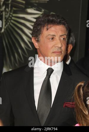 HOLLYWOOD, CA - 15. AUGUST: Sylvester Stallone kommt bei der 'The Expendables 2' - Los Angeles Premiere im Grauman's Chinese Theatre am 15. August 2012 in Hollywood, Kalifornien. Personen: Sylvester Stallone Kredit: Storms Media Group/Alamy Live News Stockfoto